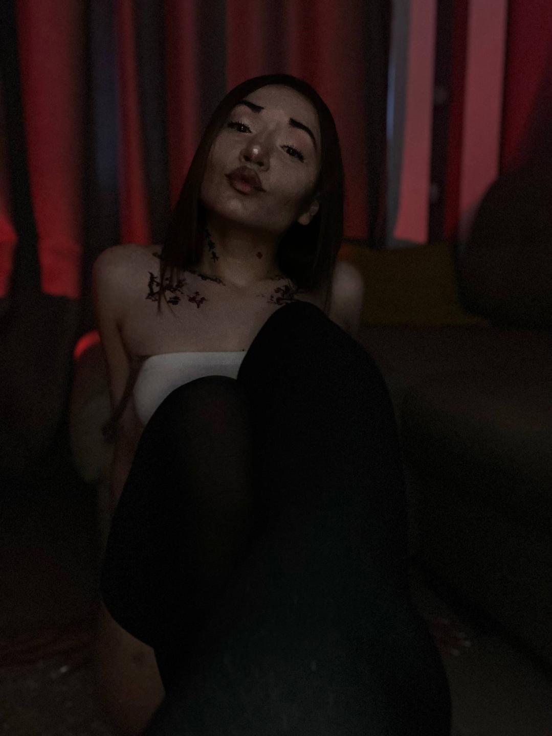 webcam model LelaTraverso from XloveCam webcam model LelaTraverso from XloveCam