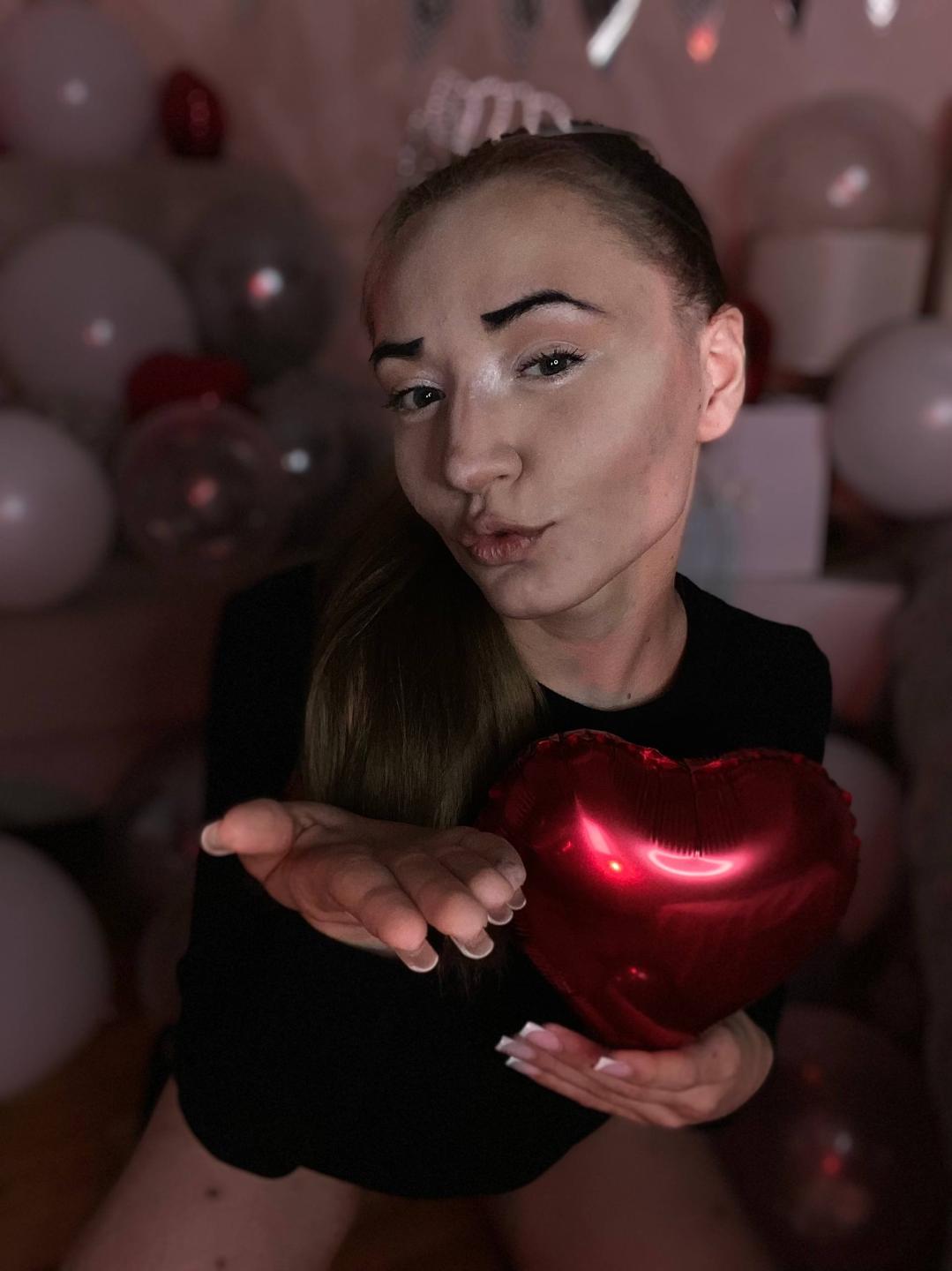 webcam model LelaTraverso from XloveCam webcam model LelaTraverso from XloveCam
