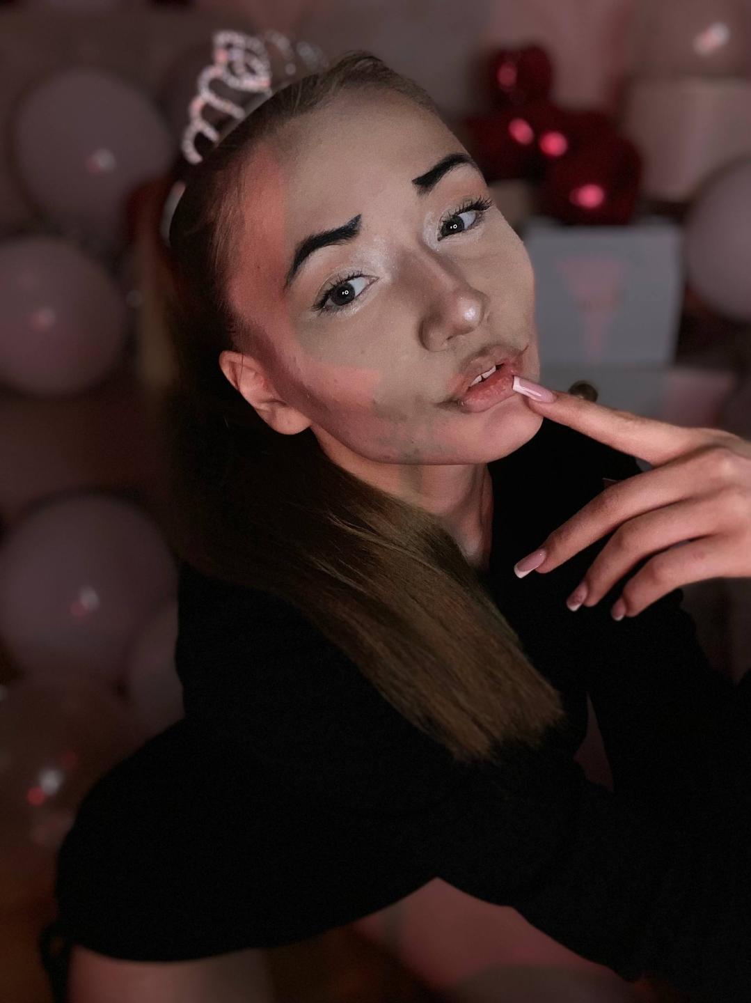 webcam model LelaTraverso from XloveCam webcam model LelaTraverso from XloveCam