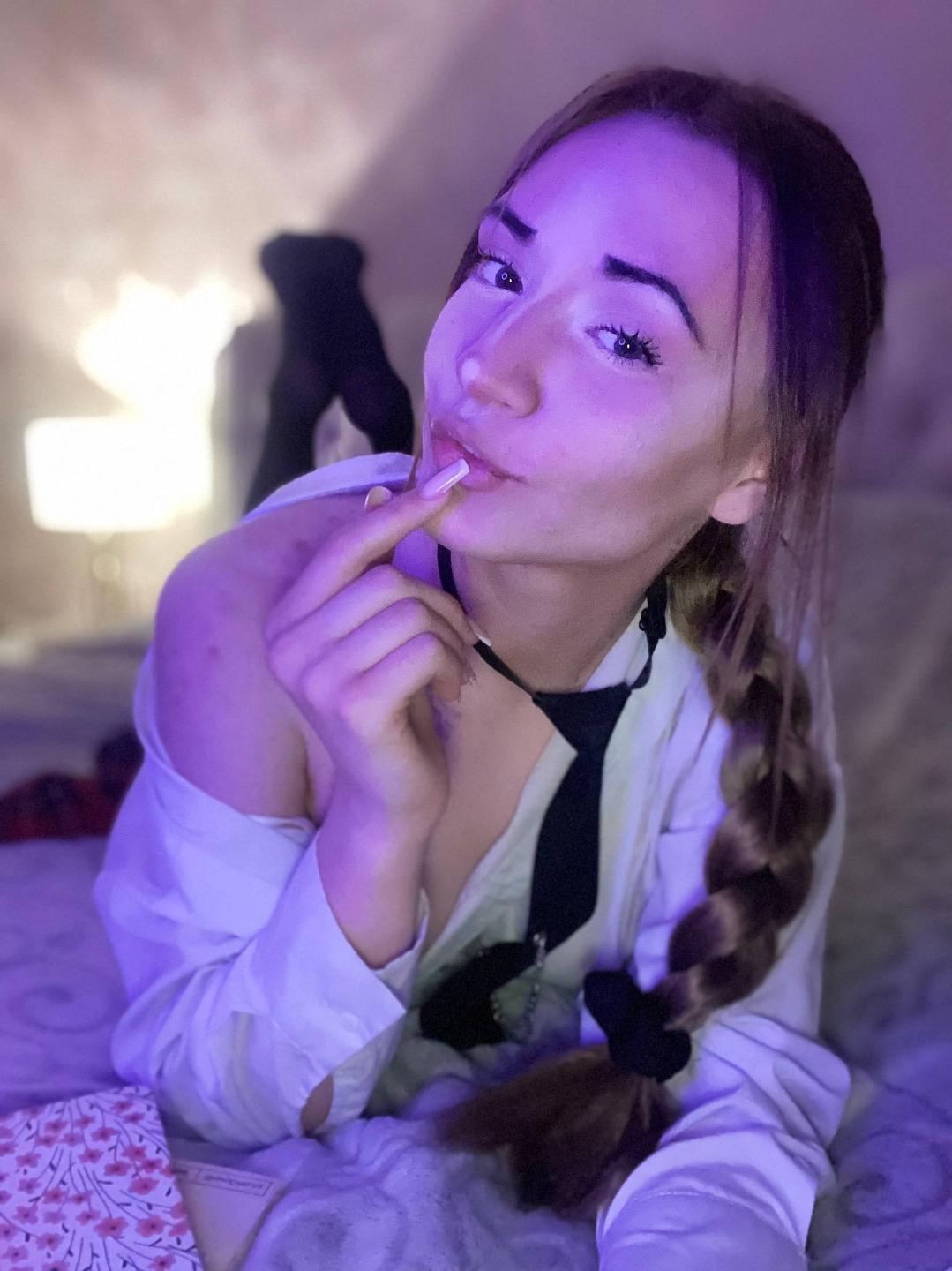 webcam model LelaTraverso from XloveCam webcam model LelaTraverso from XloveCam