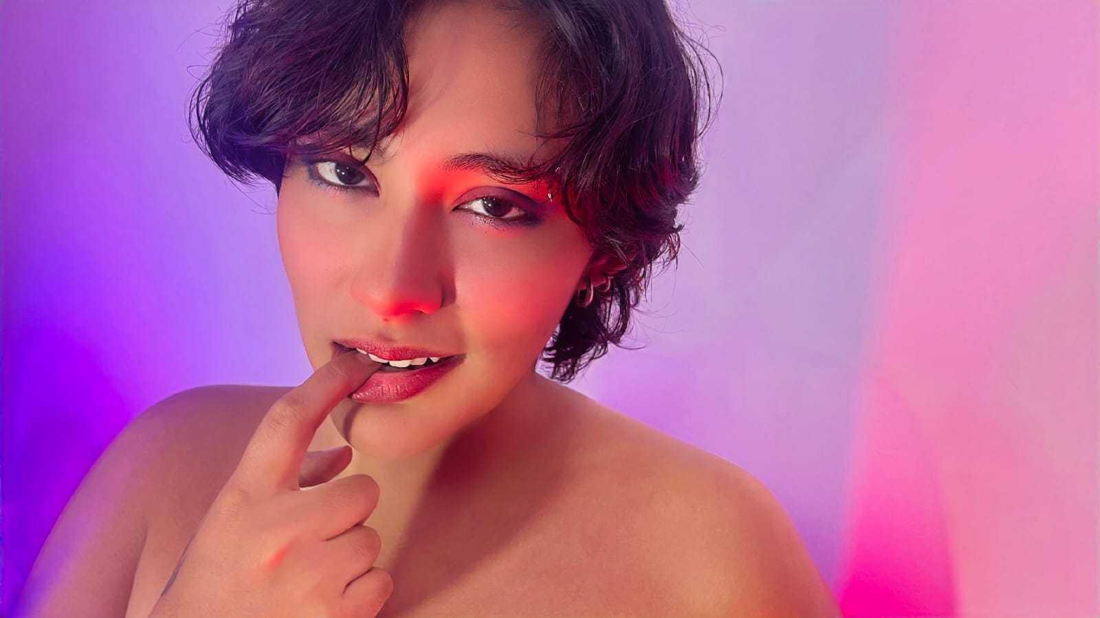 webcam model ChloeSterling from XloveCam webcam model ChloeSterling from XloveCam