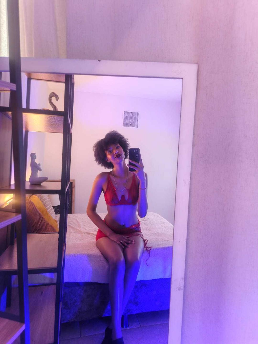 webcam model KiaraKamau from XloveCam webcam model KiaraKamau from XloveCam
