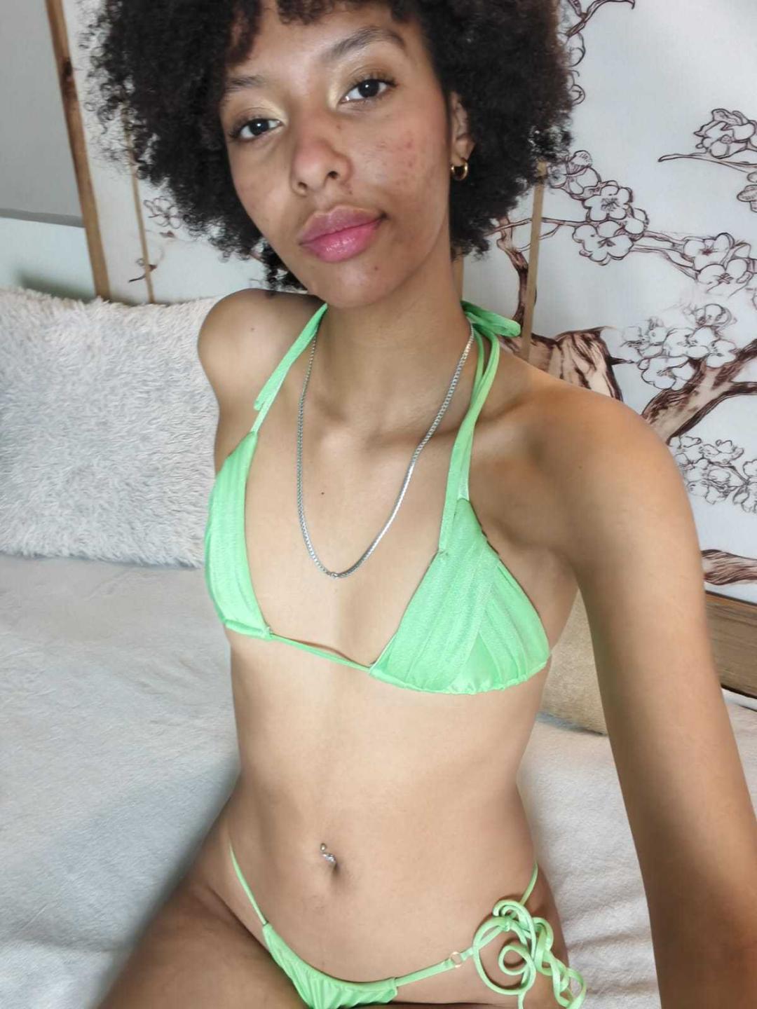 webcam model KiaraKamau from XloveCam webcam model KiaraKamau from XloveCam