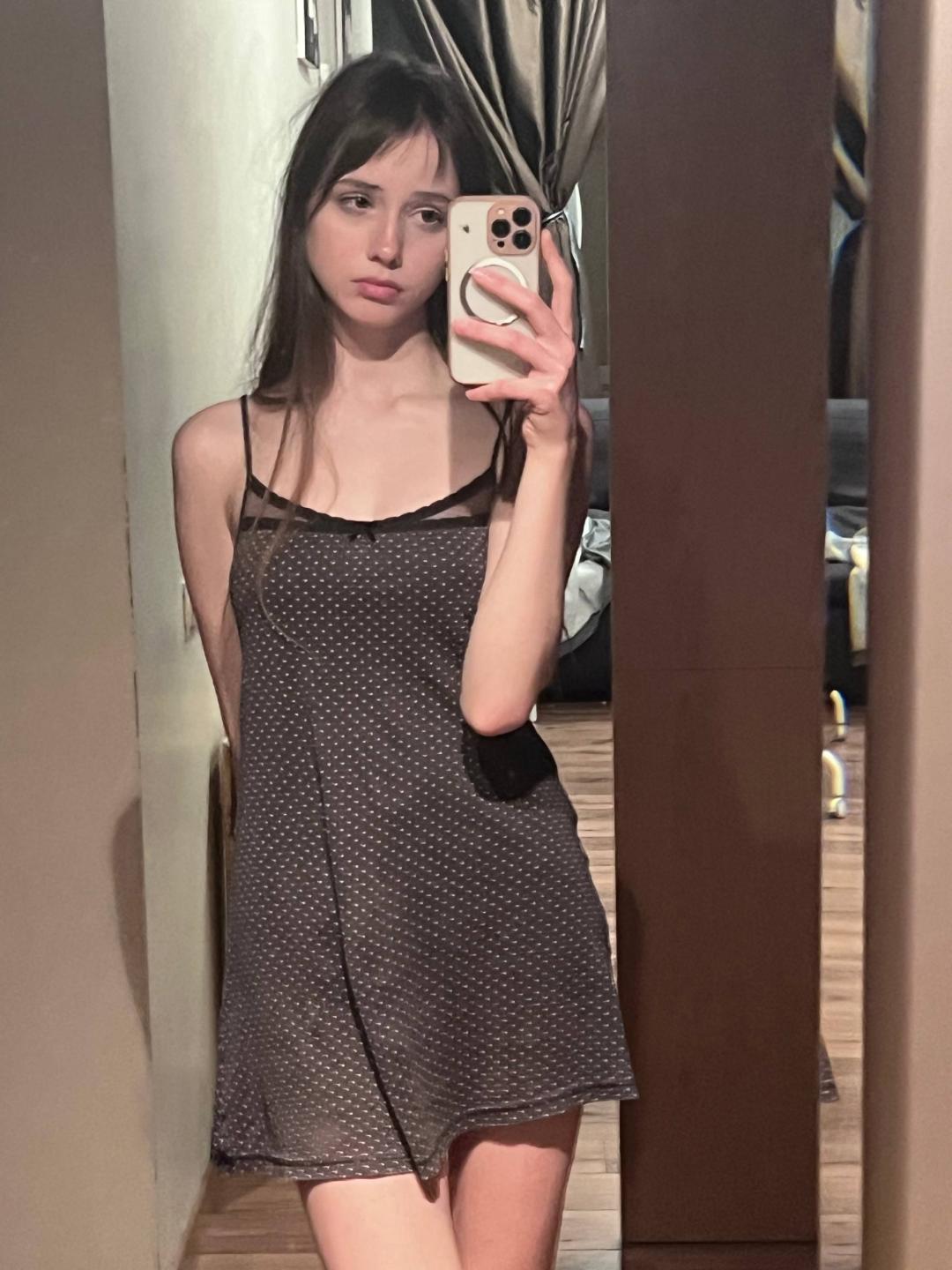webcam model RikiFlowers from XloveCam webcam model RikiFlowers from XloveCam