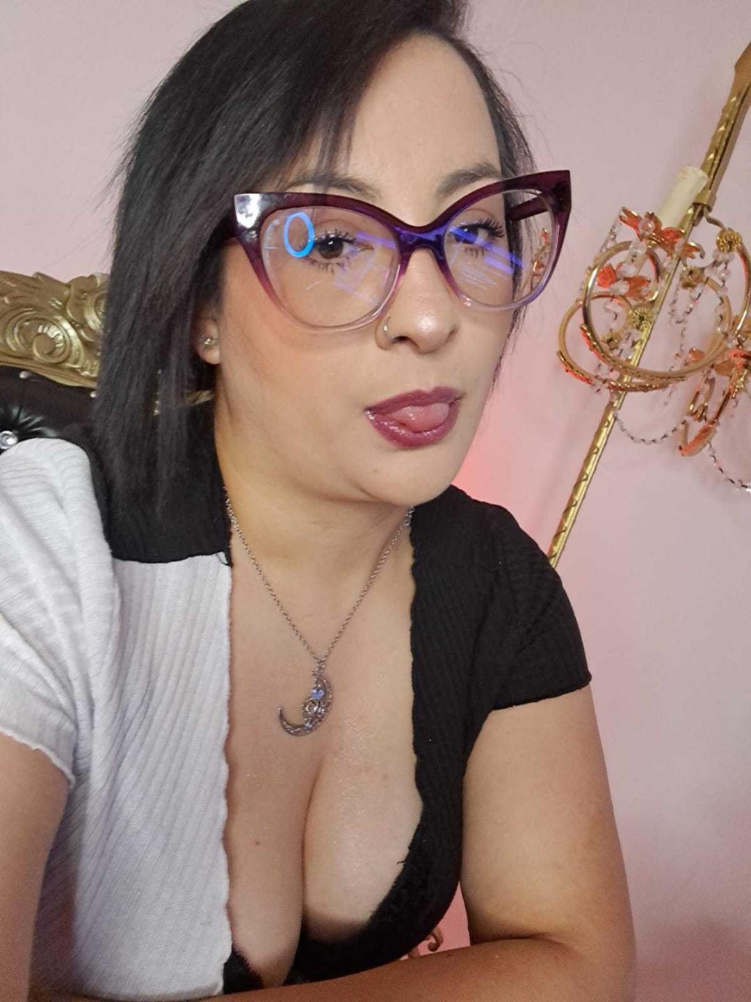 webcam model KiaRavoss from XloveCam webcam model KiaRavoss from XloveCam