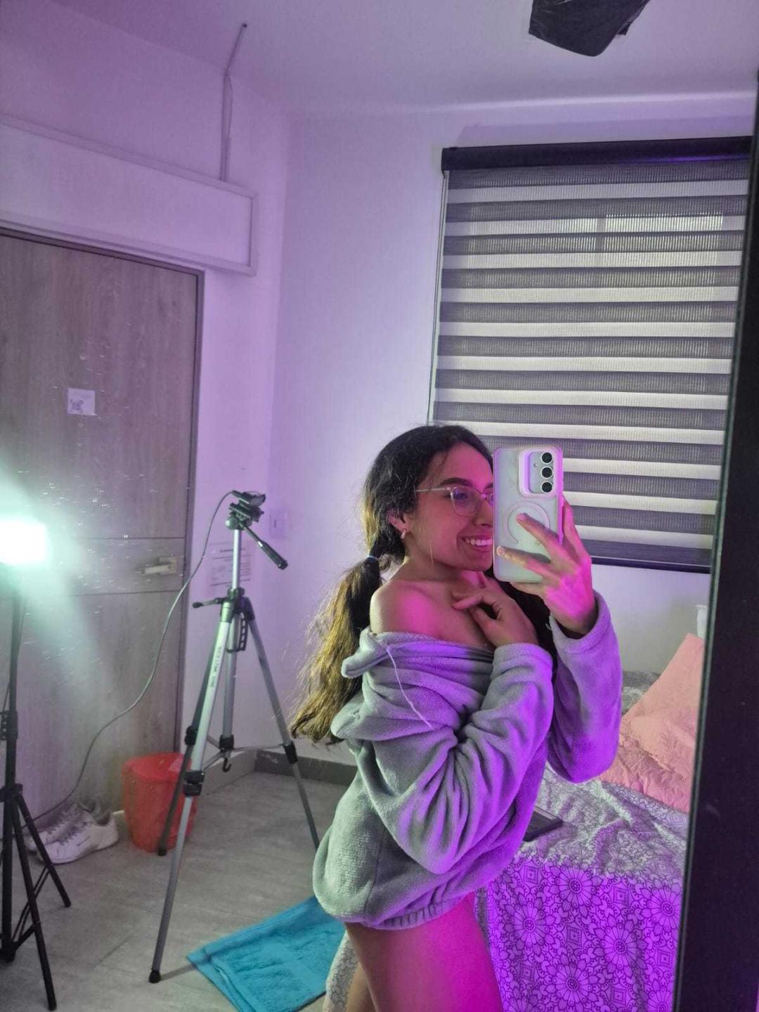 webcam model MiliBlom from XloveCam webcam model MiliBlom from XloveCam