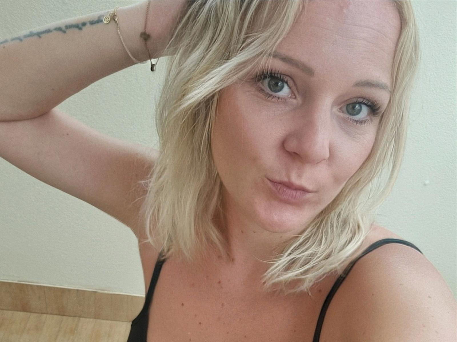 GermanMaskedLuci-hot — live cam photo 4