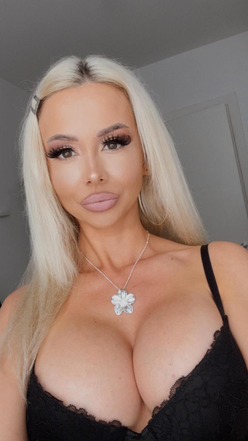 webcam model MoniqueBliss from XloveCam webcam model MoniqueBliss from XloveCam