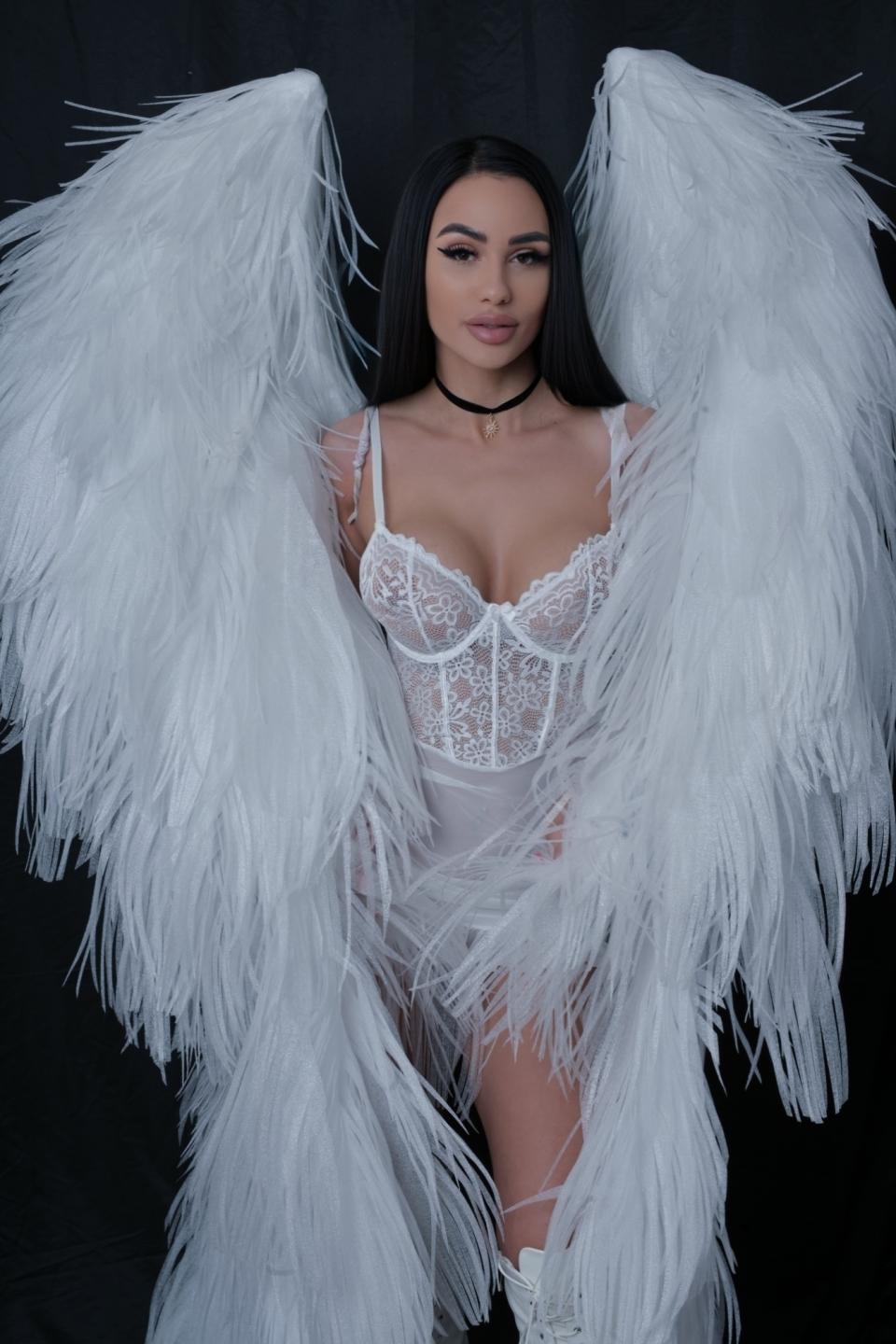 webcam model CharlotteAria from XloveCam webcam model CharlotteAria from XloveCam