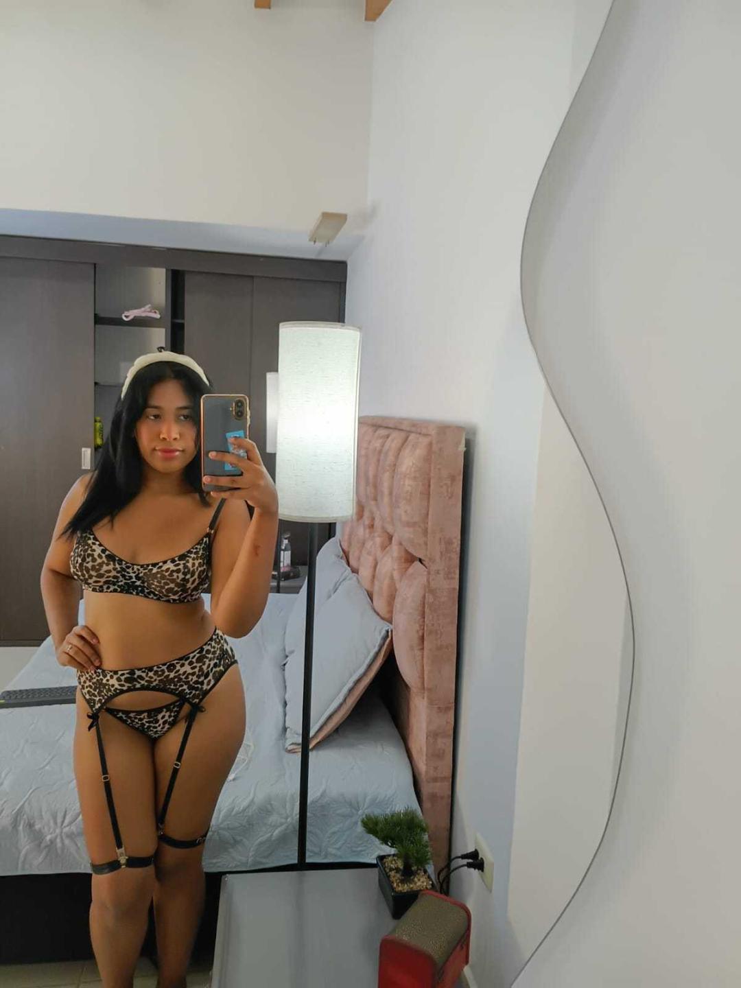 webcam model MiaStClaire from XloveCam webcam model MiaStClaire from XloveCam