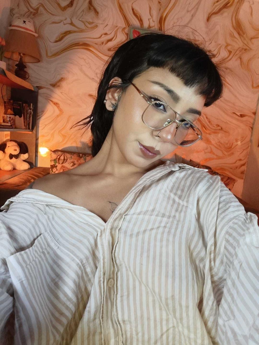 webcam model MilaThorne from XloveCam webcam model MilaThorne from XloveCam