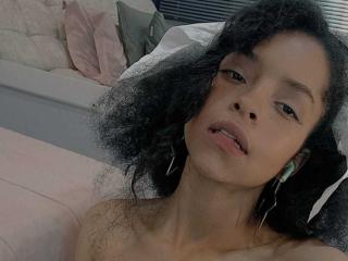 ErikaLara Boobs Liveshow - Photo 10/13