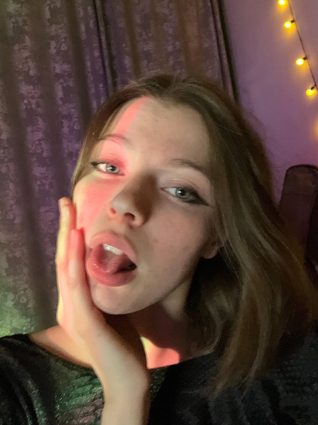 webcam model LoriKai from XloveCam webcam model LoriKai from XloveCam