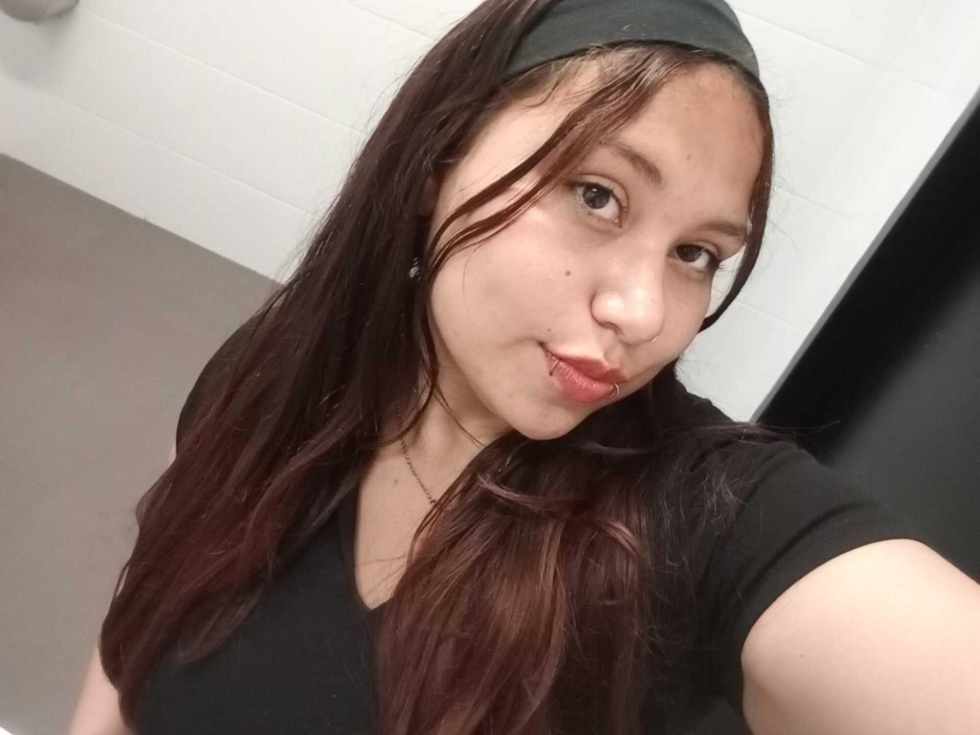 webcam model AnnyaMartinez from XloveCam webcam model AnnyaMartinez from XloveCam
