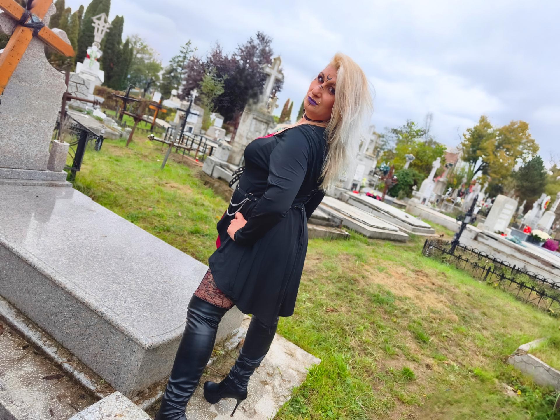 webcam model LilithGreenn from XloveCam webcam model LilithGreenn from XloveCam