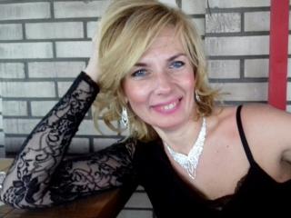SilviaMarlow - Spectacle sexe avec une Cougar au décolleté idéal sur X Love Cam 