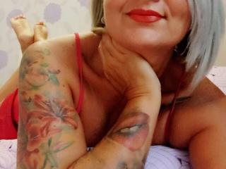 Webcam model ChaudeEvely from XLoveCam