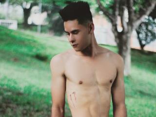 DerrickBigX - Chat exciting with a latin Homosexuals 