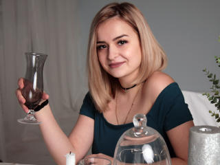 EvaBilberry - Live chat x avec une Fabuleuse jeune canon hot avec le sexe complètement rasé  