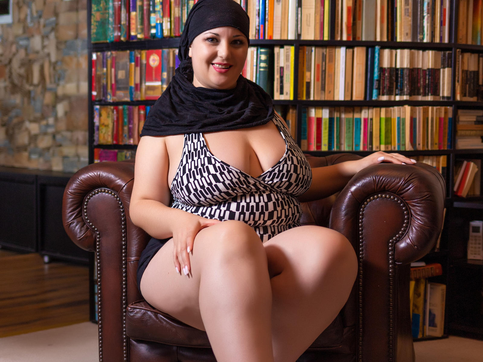 Alesha Arabian juicy phat milf