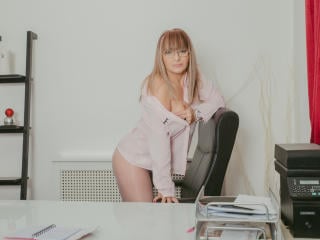 Poza sexy de profil a modelului WideDelightX, pentru un intens show webcam live !