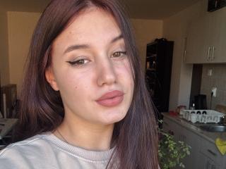 Leearose, 19 y/o - Live Cam on XLoveCam