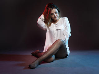 Poza sexy de profil a modelului FoxxyAnny, pentru un intens show webcam live !