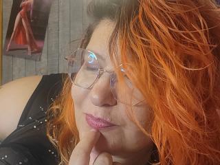 Poza sexy de profil a modelului SandrasoSexy, pentru un intens show webcam live !