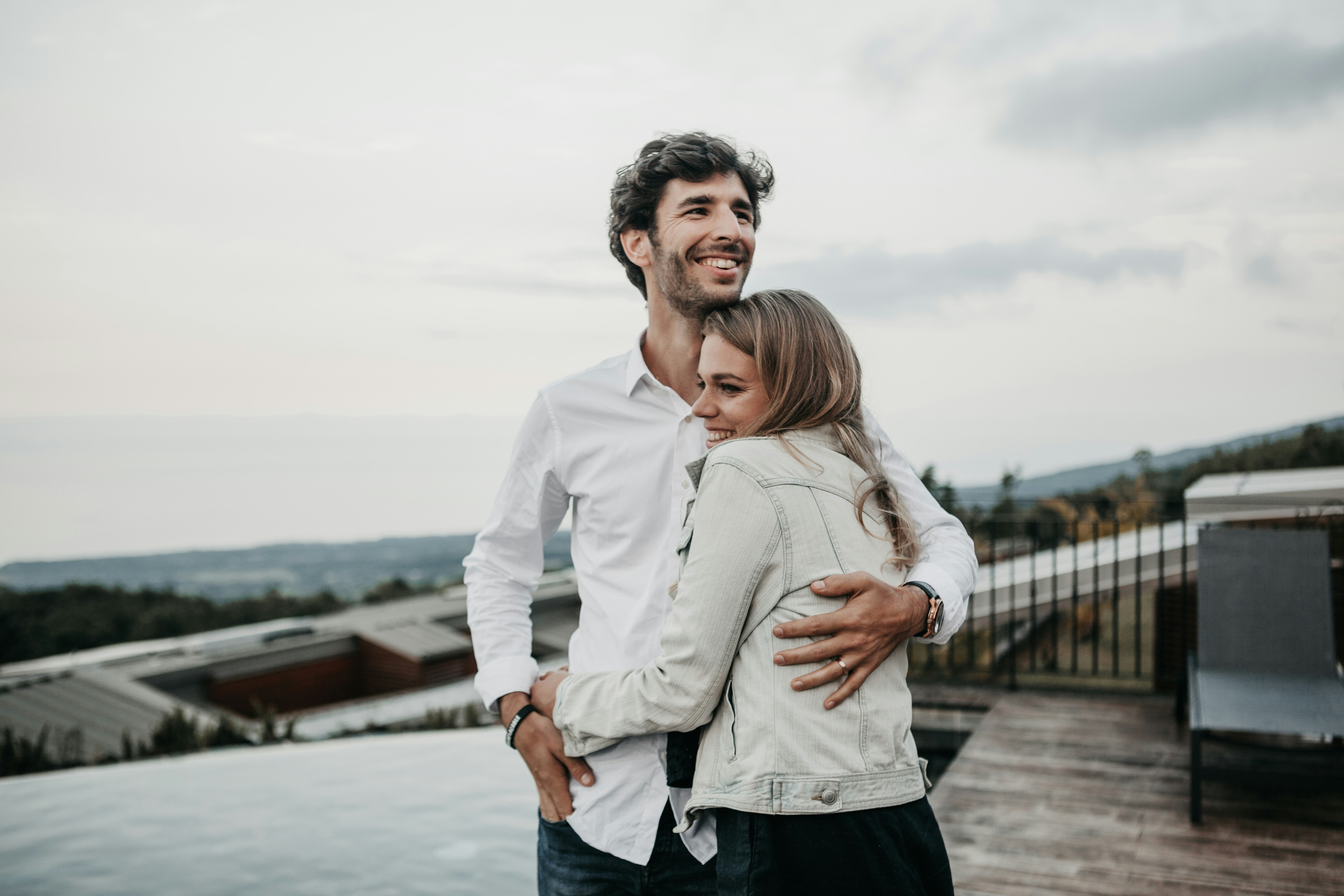 Couple illustrant l’étude sur l’infidélité